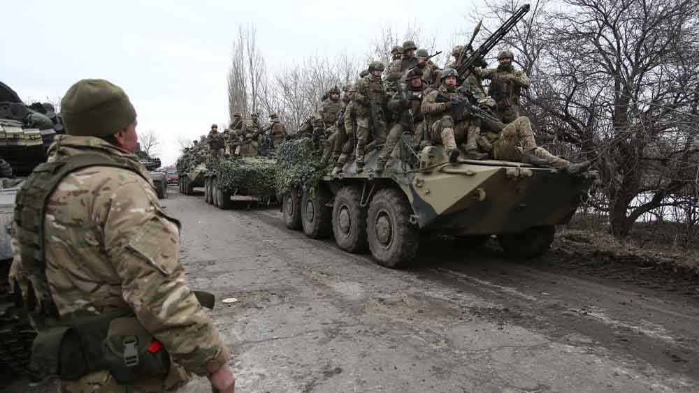 তবে আদপেও তা হয়নি। বৃহস্পতিবার থেকে ইউক্রেনের বিরুদ্ধে যুদ্ধ শুরু করেছেন পুতিনের সেনারা। ইউক্রেনের আকাশ ছেয়ে গিয়েছে রাশিয়ার যুদ্ধবিমানে। সড়কপথে হানা দিয়েছে গোলাবারুদ, রকেটবোঝাই ট্যাঙ্ক।