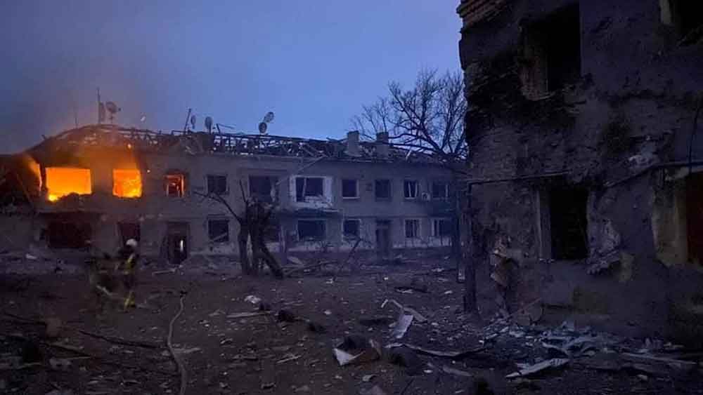 রাশিয়ার হানাকে নাৎসি জার্মানির হামলার সঙ্গে তুলনা করেছেন ইউক্রেনের বিদেশমন্ত্রী দিমিত্রো কুলেবা। টুইটারে তিনি লিখেছেন, ‘কিভে ভয়ঙ্কর ভাবে রকেট হামলা চালিয়েছে রাশিয়ানরা। শেষ বার আমাদের রাজধানীতে এ রকম হামলা হয়েছিল ১৯৪১ সালে, যখন নাৎসি জার্মানি আক্রমণ করেছিল।’ তবে তিনি আশাবাদী, ‘ইউক্রেন সেই অশুভ শক্তিকে পরাস্ত করেছে। এ বারও তা-ই করবে।’