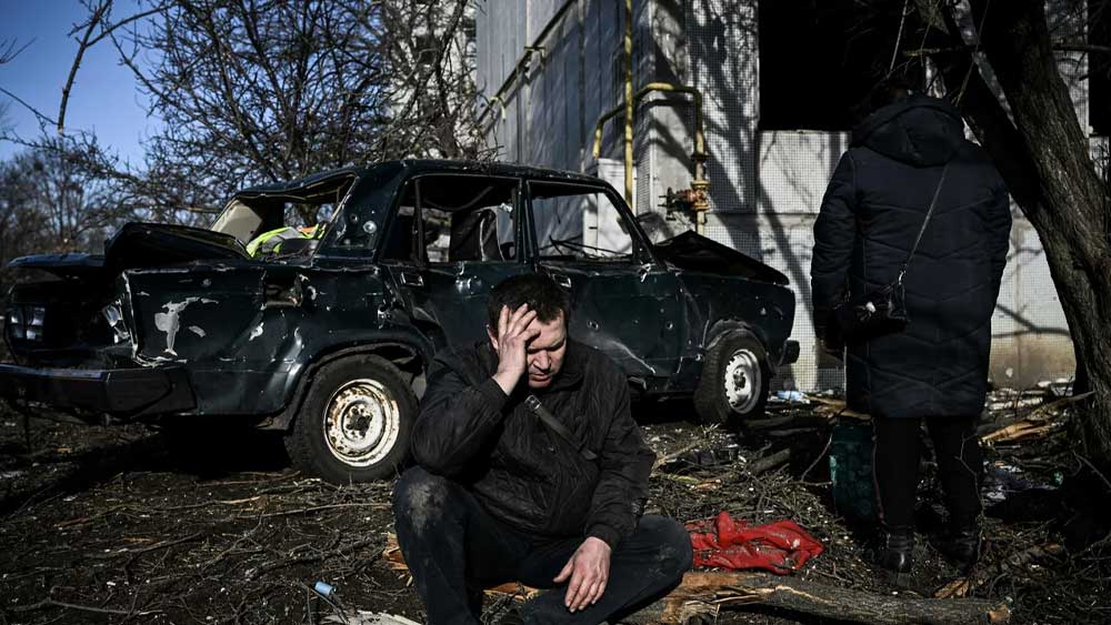 আকাশপথে হামলার সময় ইউক্রেনের সেনাঘাঁটির পাশাপাশি উড়েছে সাধারণ মানুষের ঘরবাড়িও। রাশিয়ার রকেটের হানায় মাথায় হাত পড়েছে চুহুইভের আম জনতার।