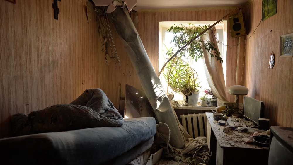 যুদ্ধবিমানের আক্রমণে খারকিভের অসংখ্য বাসিন্দার বাড়ি প্রায় ধূলিসাৎ হয়ে গিয়েছে। রকেটহানায় কারও পড়ার ঘরে এসে পড়েছে কংক্রিটের আস্ত চাঁই। কারও বা শোওয়ার ঘর ঢেকেছে ধুলোয়।