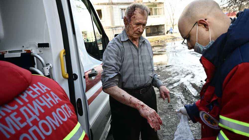 বেলা গড়ানোর সঙ্গে সঙ্গে ইউক্রেনে আক্রমণের তীব্রতা বাড়িয়েছে রাশিয়া। ইউক্রেনের পশ্চিমেও হানা দিয়েছে রাশিয়া। শুক্রবার সকালে ইউক্রেনের প্রেসিডেন্ট ভোলোদিমির জেলেনস্কির দাবি, হামলায় এখনও পর্যন্ত ১৩৭ জন ইউক্রেনীয় নিহত হয়েছেন, আহত অন্তত ৩১৬।  