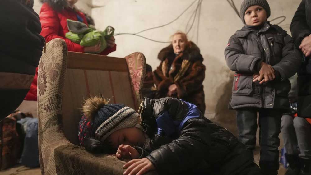 যুদ্ধের প্রথম দিনেই মারিয়ুপুলের অনেকেই নিরাপদ আশ্রয় পেয়ে গিয়েছেন। তবে আতঙ্ক কাটেনি। শেল্টার হোম থেকে বেঁচে ফেরা যাবে তো?