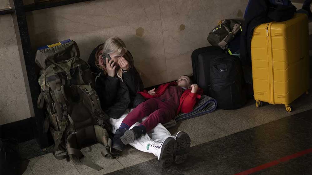 নিরাপদ আশ্রয়ের খোঁজে ইউক্রেনের বাসিন্দারা ছুটতে শুরু করেছেন। মেট্রো, ট্রেন বা বাসস্টেশনগুলি ভিড়ে ভিড়াক্কার। কিভের মতো ব্যস্ত শহরেও একই ছবি। শহর ছেড়ে অন্যত্র যাওয়ার হিড়িক পড়েছে। 