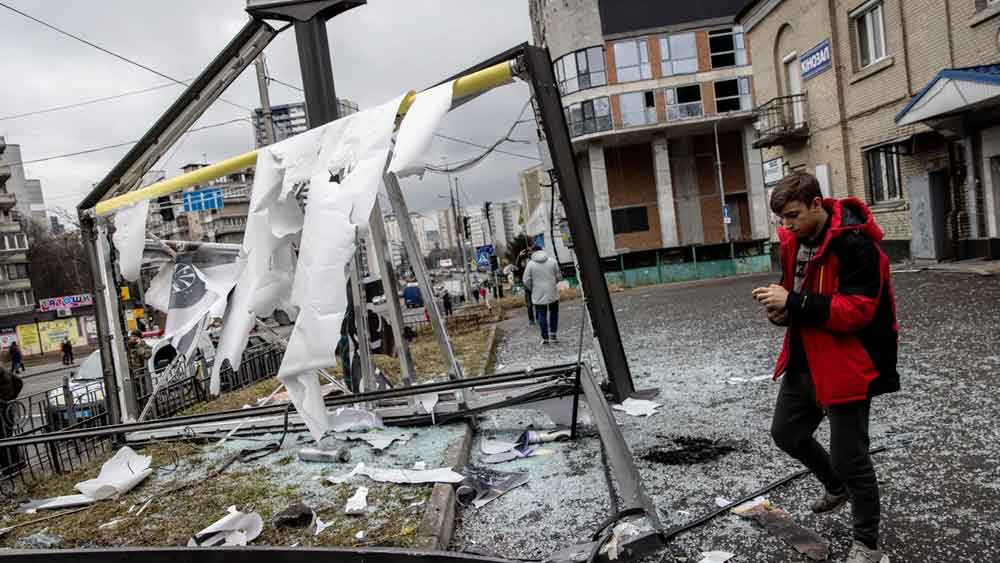 শুক্রবার সকাল থেকেই বিস্ফোরণের শব্দে ঘুম ভেঙেছে কিভের বাসিন্দাদের। সংবাদ সংস্থা এএফপি জানিয়েছে, শহরে দু’টি বিস্ফোরণের জোরালো আওয়াজ শোনা গিয়েছে। এই যুদ্ধের মাঝে পরিজনদের খবরাখবর নেওয়ার জন্য ব্যস্ত হয়ে পড়েছেন অনেকে। তবে মোবাইল ফোনে যোগাযোগও প্রায় অসম্ভব হয়ে উঠছে।