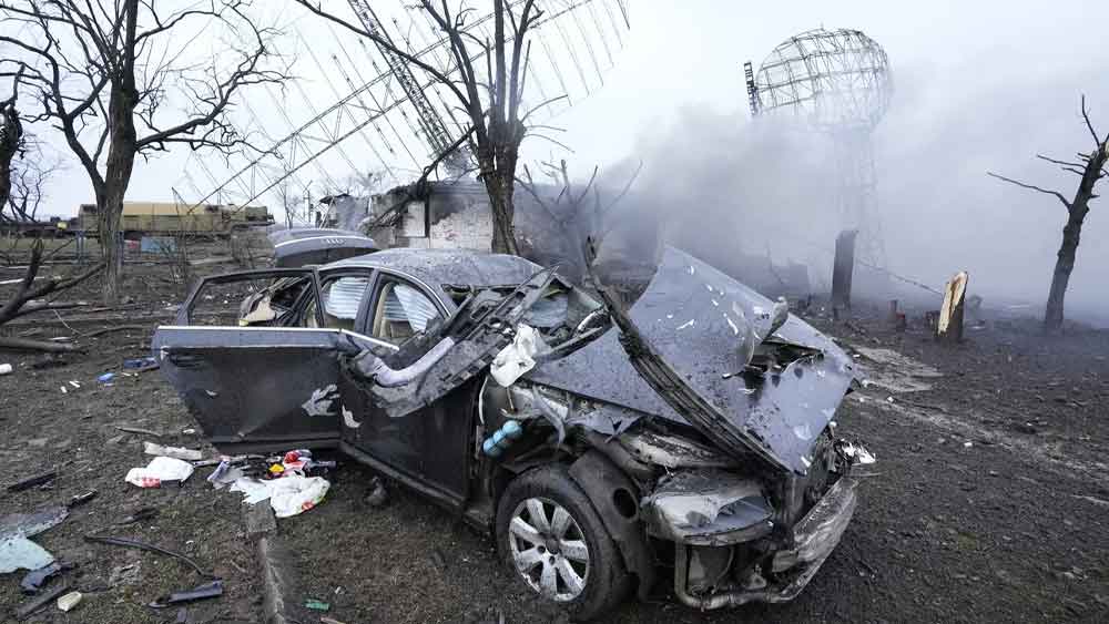 মারিয়ুপুলে ইউক্রেনের সেনাঘাঁটির পাশাপাশি বহু বাসিন্দার ঘরবাড়ি-সহ অসংখ্য গাড়িও ভেঙেচুরে হয়ে গিয়েছে। বাড়ির বাইরে পার্ক করা গা়ড়িতে পড়েছে রকেট।