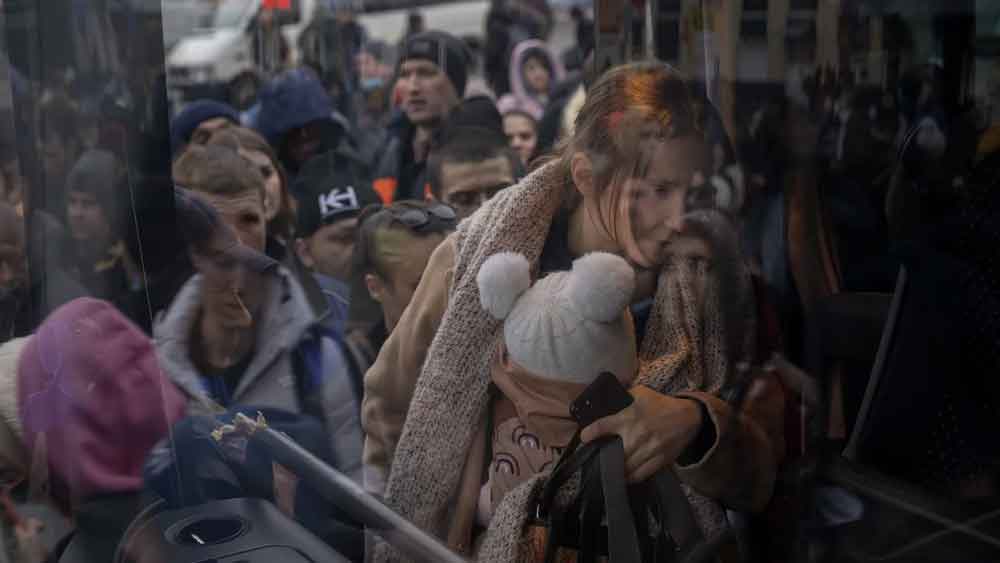 অনেকেই আবার শিশুসন্তানকে কোলে নিয়ে ছুটেছেন বাস টার্মিনাসে। কিভ ছাড়তে চান বহু মায়েরা। সোয়েটার-মাফলার জড়িয়ে কোলের সন্তানকে জড়িয়ে তাঁরা দাঁড়িয়েছেন বাসের অপেক্ষায়। 