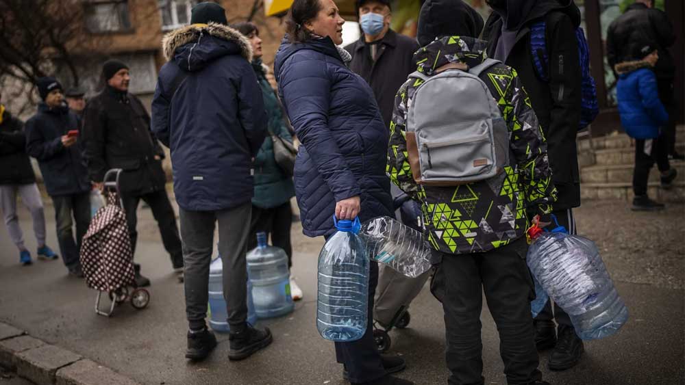 যুদ্ধ কত দিন চলবে? এখনও তা জানা নেই। তবে যুদ্ধের মাঝে অনিশ্চিত হয়ে পড়েছে অনেকের ভবিষ্যৎ। নিত্যপ্রয়োজনীয় সামগ্রী মজুত করার জন্য তড়িঘড়ি সুপারমার্কেটে জড়ো হয়েছেন অনেকে। ইউক্রেনের রাজধানী কিভে পানীয় জলের সঙ্কটও দেখা দিয়েছে। অনেকেই প্লাস্টিকের বড় বড় বোতলে জল কিনতে শুরু করেছেন। 