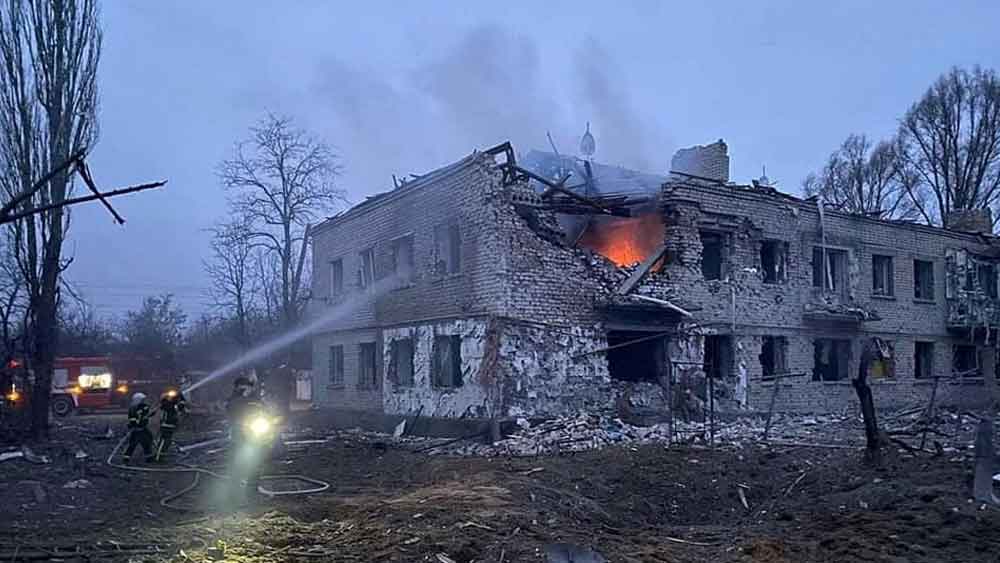 রাশিয়ান রকেটের হানায় কিভের বহু বাড়ি ভেঙে গুঁড়িয়ে গিয়েছে। রাশিয়ার হামলার মাঝে একফাঁকে ঘরের বাইরে পা রেখেছেন অনেকে। দেখেছেন— চারপাশে লোহা, কংক্রিট আর কাচের টুকরো ছড়িয়ে রয়েছে।