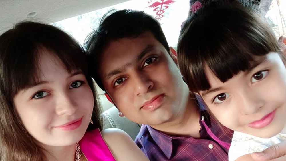 সমান উদ্বেগে ইরিনার স্বামী ও কন্যা।