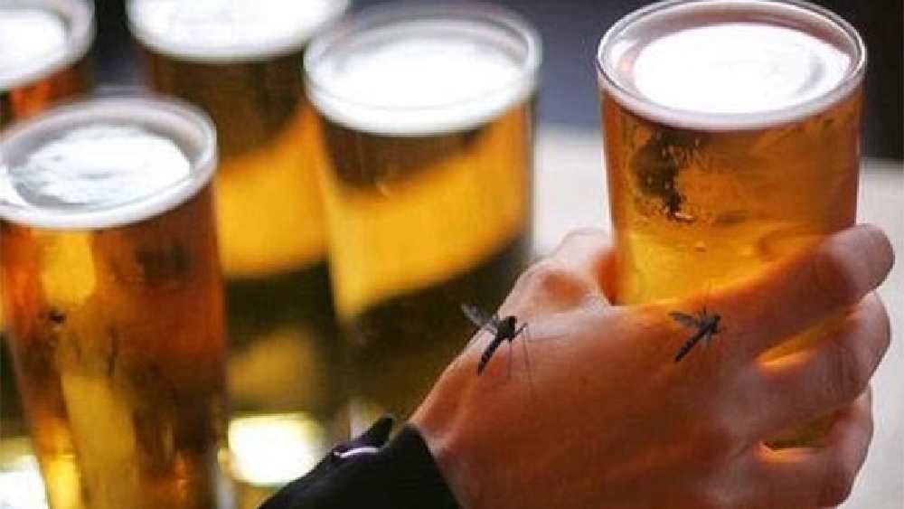 যে সব জিনিস মশাকে আকৃষ্ট করে, তার মধ্যে কি তবে আছে মদও?