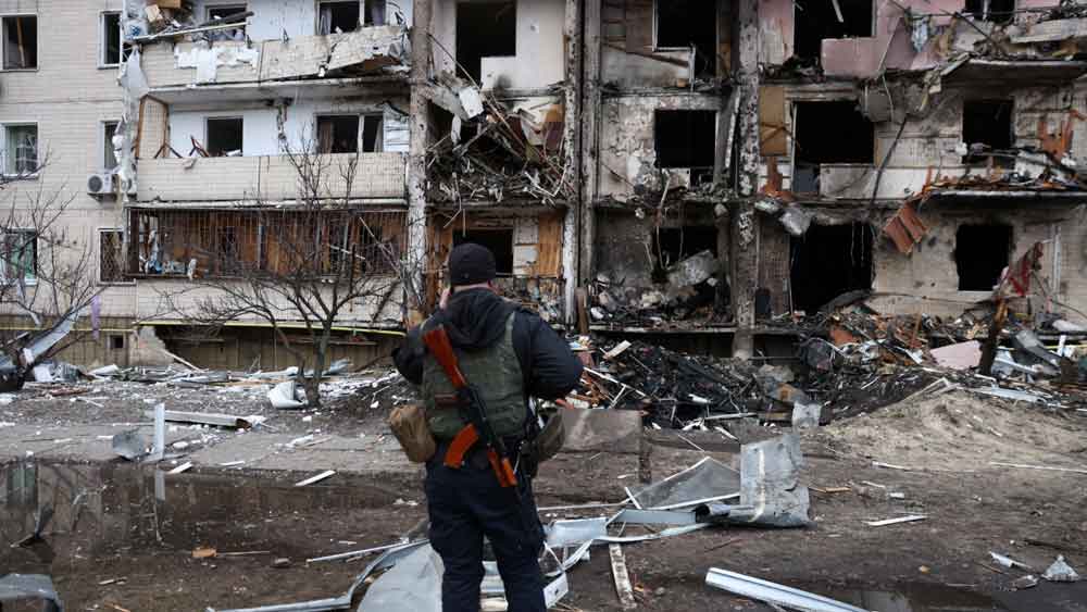 ভারতীয় সময় অনুযায়ী বৃহস্পতিবার ভোরে ইউক্রেনের উপর আক্রমণ চালায় রাশিয়া। ইউক্রেন-রাশিয়া নিয়ে বিতর্কের মাঝে মস্কো আক্রমণ চালাবে না বলে প্রতিশ্রুতি দেওয়ার পরও এই হামলা। এক দিনের আক্রমণেই বিপর্যস্ত ইউক্রেন। আর এই আক্রমণের পিছনে যাঁর হাত, তিনি রাশিয়ার প্রেসিডেন্ট ভ্লাদিমির ভ্লাদিমিরোভিচ পুতিন।