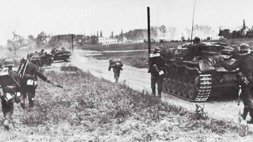 ১৯৪৪ সালে দ্বিতীয় বিশ্বযুদ্ধ চলাকালীন ছোট্ট বিরতি নিয়ে বাড়ি ফেরেন রাশিয়া সেনাবাহিনীর সদস্য ভ্লাদিমির স্পিরিদোনোভিচ পুতিন। বাড়ি ঢোকার মুখে তিনি দেখেন বাড়ির সামনে একাধিক মৃতদেহ পড়ে আছে এবং সেগুলি ট্রাকে তোলার কাজ চলছে। 