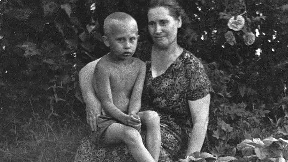 সামনে যেতেই নজরে পড়ে এক মহিলা দেহের পায়ে থাকা একটি জুতোর দিকে। কাছে গিয়ে বুঝতে পারেন, এ জুতো আর কারও না, তাঁরই স্ত্রী মারিয়া পুতিনার। কান্নায় ভেঙে পড়েন স্পিরিদোনোভিচ। নিজে হাতে শেষকৃত্য সারবেন বলে দেহটি কোলে তুলে নিয়ে বুঝতে পারেন এখনও বেঁচে আছে স্ত্রী। তার পরই আনন্দে আত্মহারা হন তিনি। এই ঘটনা কেটে যাওয়ার ৮ বছর পর একটি ফুটফুটে সন্তানের জন্ম হয় স্পিরিদোনোভিচ এবং মারিয়ার ঘরে। নাম ভ্লাদিমির ভ্লাদিমিরোভিচ পুতিন।