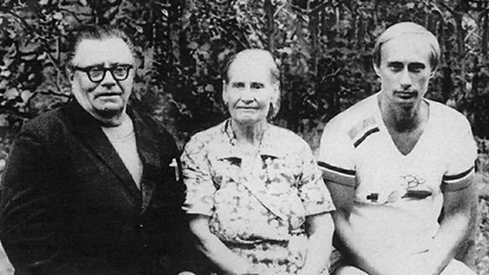 এমনকি ধীরে ধীরে অপরাধ জগতের দিকেও পা বাড়াচ্ছিলেন কিশোর পুতিন। 