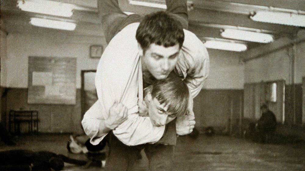 তবে তাঁর অপরাধ জগতে ঢোকার হাত থেকে বাঁচার বিকল্প হয়ে ওঠে খেলাধুলো। প্রশিক্ষকের কাছে তালিম নিয়ে জুডোয় হাত পাকাতে শুরু করেন তিনি। খুব কম বয়সেই অনুশীলনের মাধ্যমে নিজেকে পারদর্শী করে তোলেন সদ্য যৌবনে পা দেওয়া ভ্লাদিমির।