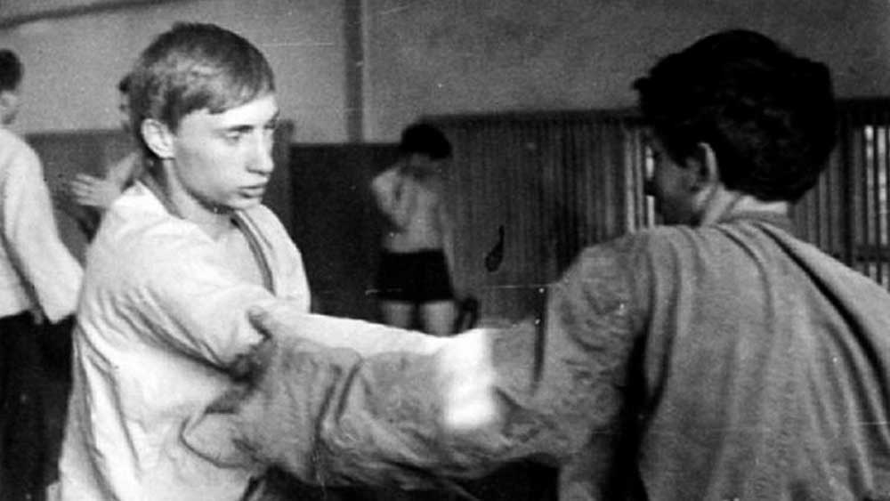 সেই সময়  জুডো-ক্যারাটে খেলোয়াড়দের দিকে নজর রাখছিল রুশ গুপ্তচর সংস্থা কেজিবি। তবে ছোটবেলা থেকে রাশিয়ার গোয়েন্দা চরিত্র স্টিয়ারলিটজের দ্বারা অনুপ্রাণিত ভ্লাদিমিরের নিজেরও গুপ্তচর সংস্থায় যোগ দেওয়ার ইচ্ছে ছিল। 