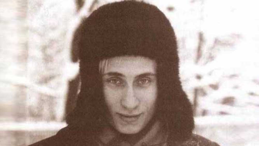 ১৯৭৩ সালে ‘সেভেনটিন মোমেন্টস্‌ অব স্প্রিং’ মুক্তি পাওয়ার সময় ভ্লাদিমিরের বয়স ছিল ২১। এর দুবছর পরই ১৯৭৫ সালে তিনি কেজিবি-তে যোগ দেন। 