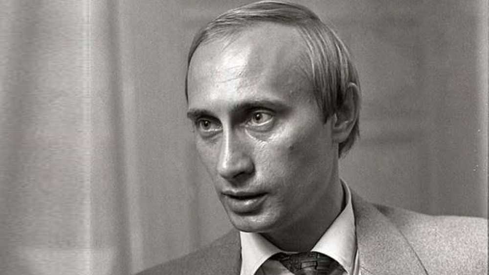 ১৯৯০ সাল পর্যন্ত সেখানে কাজ করতেন আজকের রুশ প্রেসিডেন্ট। সোভিয়েত ইউনিয়নের পতনের পর তিনি ক্রেমলিনের কর্মী হিসাবে নিযুক্ত হন। 