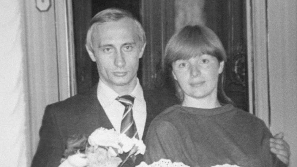 তবে গুপ্তচরদের পক্ষে একজন যে কোন সাধারণ মানুষকে বিয়ে করে সংসার করা মুখের কথা না। গুপ্তচরদের সব সময়ই প্রাণের ঝুঁকি নিয়ে কাজ করতে হয়। নিজের কাজ সম্পর্কে বলা যায় না পরিবারের সদস্যদেরও। গুপ্তচরদের সন্দেহের তালিকায় থাকেন সকলেই। নিজের সঙ্গী বা সঙ্গিনীকেও বিশ্বাস করাও কঠিন হয়ে পড়ে।