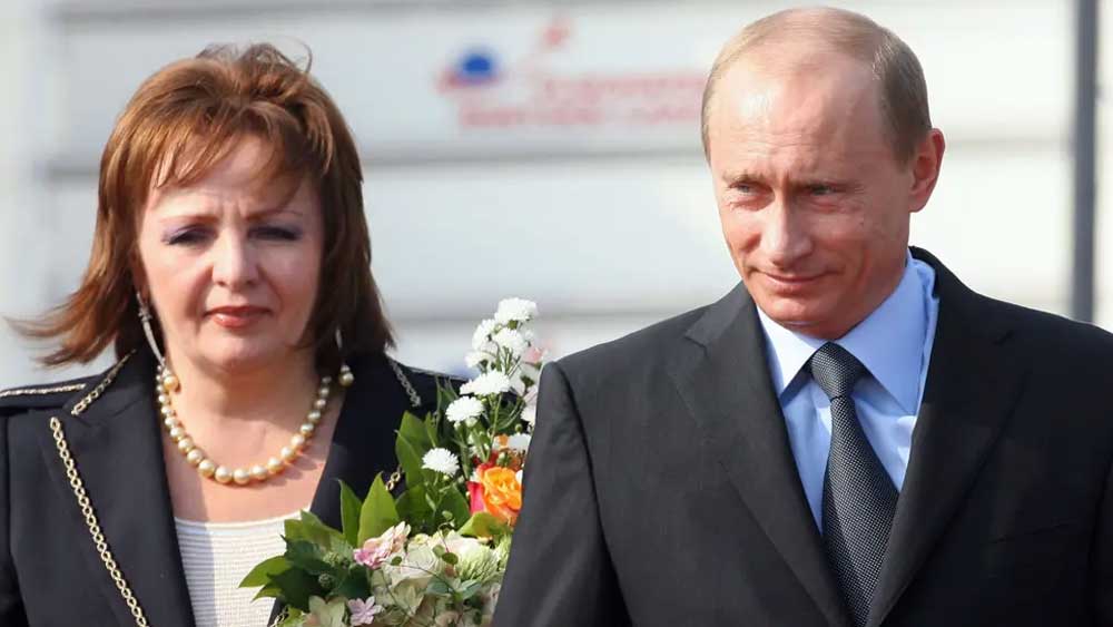 প্রেম করার সময়ে লুদমিলাকে নিজের কর্মজীবন সম্পর্কে কিছুই জানাননি ভ্লাদিমির। কেজিবি-র বিষয়ে লুকিয়ে গিয়ে বলেছিলেন, তিনি পুলিশে কাজ করেন। এমনকি লুদমিলা-র চরিত্রও পরখ করে দেখেন তিনি। 