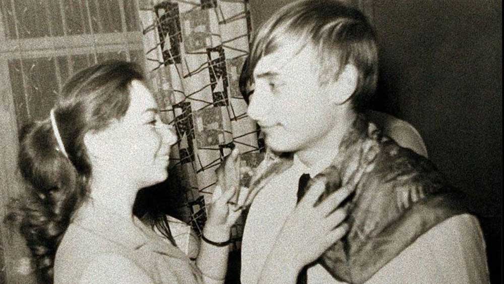 এর পরই আর দেরি করেননি পুতিন। বুঝে গিয়েছিলেন, লুদমিলাই সঠিক জীবনসঙ্গী। ১৯৮৩ সালে বিয়ে করে নিজেদের দাম্পত্য জীবন শুরু করেন ভ্লাদিমির- লুদমিলা।