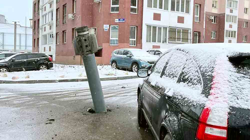 রাস্তায় গেঁথে রয়েছে না-ফাটা রাশিয়ার ক্ষেপণাস্ত্র। খারকিভ শহরের নকোভা এলাকায়। শুক্রবার সকালে। 