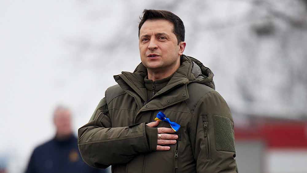 রাশিয়ার সেনাবাহিনীর আক্রমণের মুখে ইউক্রেনকে ‘একা’ই নেতৃত্ব দিচ্ছেন ৪৪ বছরের জেলেনস্কি। পুতিনবাহিনীর এক নম্বর লক্ষ্য যে তিনি এবং তাঁর পরিবার, তা-ও ভাল মতোই জানেন। বৃহস্পতিবার (স্থানীয় সময় ভোর ৬টা নাগাদ) থেকে ইউক্রেনের বিরুদ্ধে যুদ্ধ শুরু করেছে রাশিয়ার প্রেসিডেন্ট ভ্লাদিমির পুতিনের বাহিনী। ইউক্রেনের রাজধানী কিভের মাটিতেও ঢুকে পড়েছে তারা। পালাননি তো বটেই, যুদ্ধবিধ্বস্ত দেশে একাই গড় সামলাচ্ছেনে জেলেনস্কি।