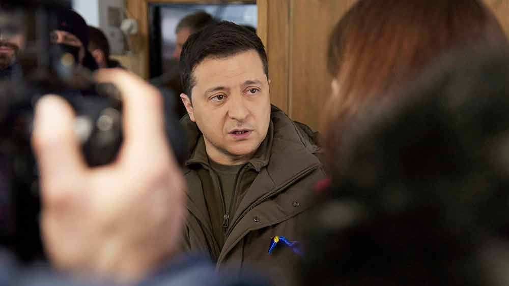 কাকতালীয় ভাবে, এককালে রাশিয়ার শিল্পীদের ইউক্রেনে আসার উপর নিষেধাজ্ঞা জারি করার পরিকল্পনায় বাধ সেধেছিলেন জেলেনস্কি। তৎকালীন ইউক্রেন সরকারের বিরুদ্ধেও প্রতিবাদে মুখর হয়েছিলেন। সে সময় অবশ্য সক্রিয় রাজনীতি থেকে শতহস্ত দূরে ছিলেন তিনি। তবে অভিনেতা তথা ইউক্রেনের নাগরিক হিসাবে নিজের রাজনৈতিক মতামত জানাতে কসুর করেননি। ২০১৪ সালে শিল্পকে হাতিয়ার করেই প্রতিষ্ঠানবিরোধী বার্তা দিতেন জেলেনস্কি।