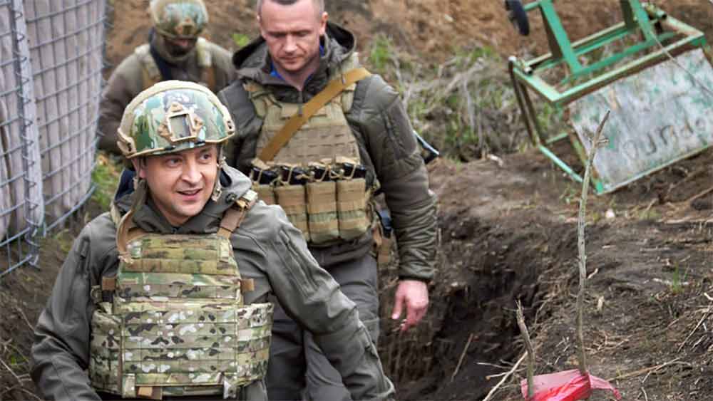 লড়াইটা বোধহয় জেলেনস্কির রক্তবাহিত। দ্বিতীয় বিশ্বযুদ্ধের সময় জেলেনস্কির ঠাকুরদা রেড আর্মির হয়ে যুদ্ধের ময়দানে নেমেছিলেন। এককালে নাৎসি বাহিনীর হাতে ঠাকুরদার পরিবারের অনেকে নিহত হয়েছিলেন। সে সব কাহিনি শুনেই বড় হয়েছেন জেলেনস্কি।