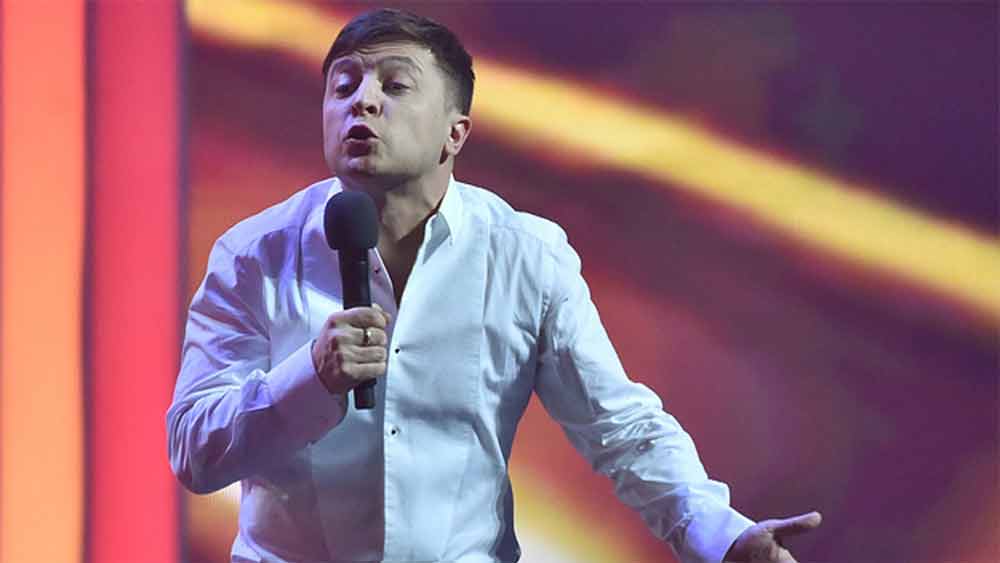 সিনেমায় অভিনয় করলেও জেলেনস্কির কেরিয়ারে খ্যাতি এনে দিয়েছিল একটি টেলিভিশন শো। ২০১৫ সালে ‘সার্ভেন্ট অব দ্য পিপ্‌ল’ নামে কমেডি শোয়ে ইউক্রেনের প্রেসিডেন্টের ভূমিকায় দেখা গিয়েছিল জেলেনস্কিকে। খানিকটা বাঁকা চোখে দেখে সেই শোয়ের মাধ্যমে রাজনীতির বিষয়গুলিকে আক্রমণ করেছিলে ‘সার্ভেন্ট অব দ্য পিপ্‌ল’। তাতে রাতারাতি তারকা হয়ে যান জেলেনস্কি। 