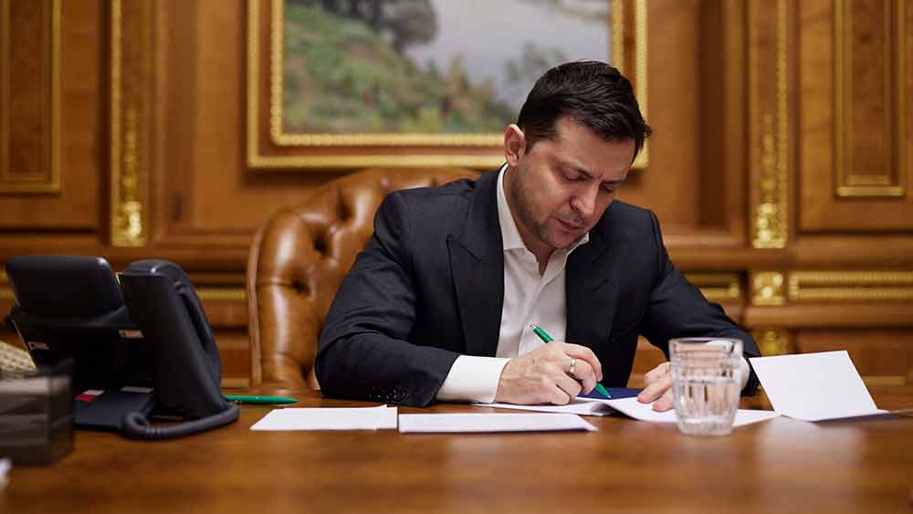 পরের বছর মনোনয়নপত্র জমা দেওয়ার ছ’মাসের মধ্যেই জনমত সমীক্ষায় দেখা গিয়েছিল, প্রেসিডেন্ট হওয়ার দৌড়ে সবচেয়ে এগিয়ে জেলেনস্কি। জিতেও যান তিনি। ২০১৯ সালে তাঁর প্রতিদ্বন্দ্বী পেত্রো পোরোশেঙ্কোকে হারান। প্রায় ৭৩ শতাংশ ভোট পেয়েছিলেন জেলেনস্কি।