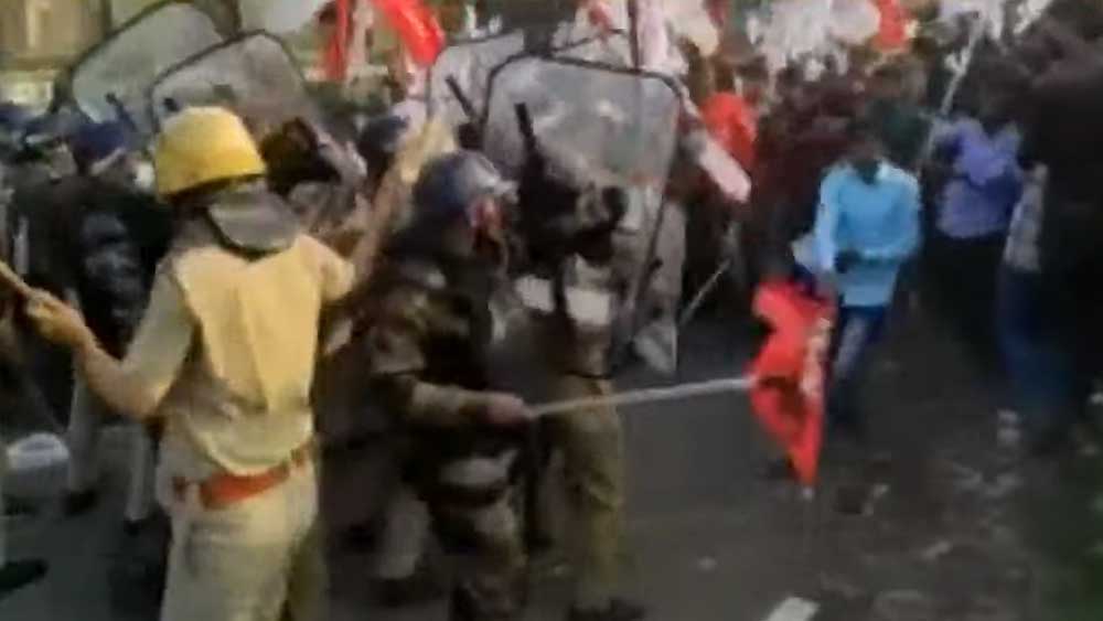 পুলিশের গাড়ি ভাঙচুর, ইটবৃষ্টি, আনিস-মৃত্যু নিয়ে বাম-বিক্ষোভে রণক্ষেত্র আমতা