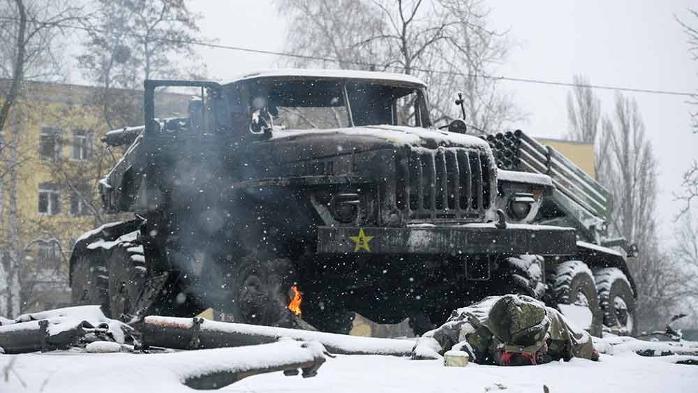 তুষারপাতে প্রায় সব কিছুই ঝাপসা। তা-ও সঙ্গীদের পিছু পিছু সঙ্কীর্ণ পথে এগিয়ে চলেছেন মার্তা য়ুজকিভ। সকলের হাতেই অস্ত্র। নিজেদের মধ্যে কথা বলছেন ফিসফিসিয়ে অথবা ইশারায়। আচমকা পিছন থেকে রাশিয়ান সেনাদের আক্রমণ। নিমেষে নিহত মার্তার চার সঙ্গী। মুহূর্তের মধ্যে একই অবস্থা হল মার্তারও। ইউক্রেনের এ দৃশ্য অবশ্য আসল নয়। রাজধানী কিভের বাইরে একটি পরিত্যক্ত কারখানায় এ ভাবেই দীর্ঘ দিন চলেছে গেরিলাযুদ্ধের মহড়া।