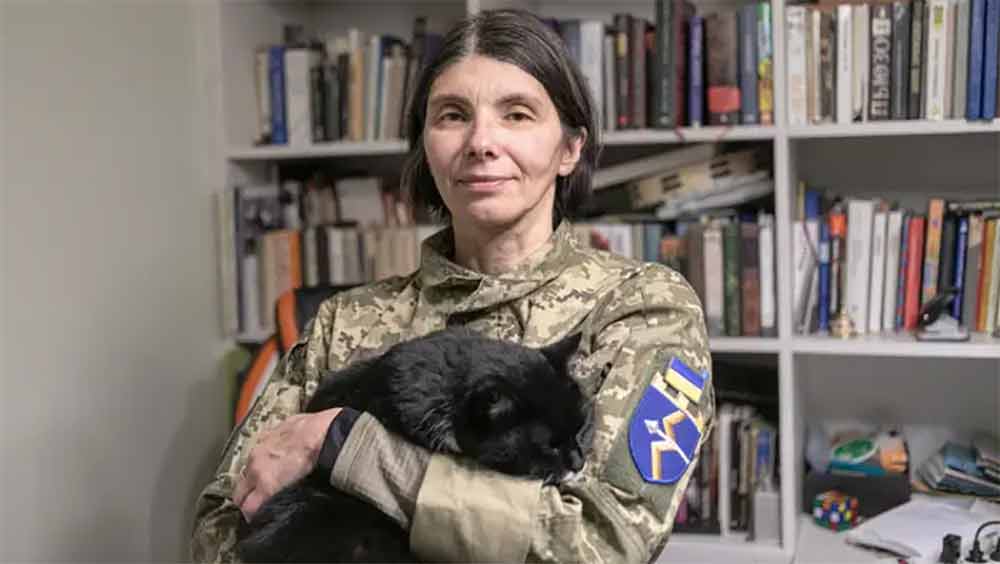 যুদ্ধের ময়দানে কোনও দিন নামেননি পেশায় চিকিৎসক মার্তা। কাজকর্মের শেষে তিন সন্তানের সঙ্গে সময় কাটানো এবং বাগানের পরিচর্য়া করতেই ভালবাসেন। তবে কখনও যদি রাশিয়ার আক্রমণের মুখে পড়ে ইউক্রেন? নিজের দেশকে বাঁচাতে গেরিলাযুদ্ধে ঝাঁপিয়ে পড়তেও রাজি ৫১ বছরের মার্তা।