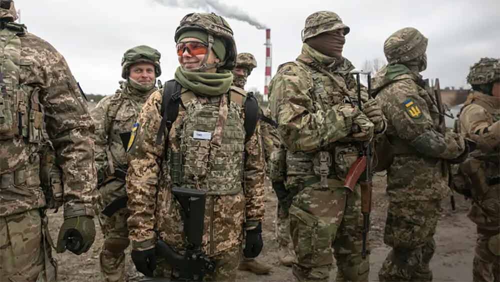 বৃহস্পতিবার ভোরে (স্থানীয় সময় ৬টা নাগাদ) রাশিয়ার আক্রমণের বহু আগে থেকেই গেরিলাযুদ্ধের মহড়া সেরে নিয়েছেন ইউক্রেনের স্বেচ্ছাসেবকেরা। চিকিৎসক, ট্যাক্সিচালক, তথ্যপ্রযুক্তি ক্ষেত্রের পেশাদার, স্কুলশিক্ষক থেকে সাধারণ বধূ— রাশিয়ার সেনাদের হাত থেকে দেশকে বাঁচাতে গেরিলাবাহিনীতে নাম লিখিয়েছেন প্রায় সমস্ত ক্ষেত্রের মানুষ। তাঁদের প্রশিক্ষণের দায়িত্বে ইউক্রেন সেনাবাহিনীর অভিজ্ঞ যোদ্ধারা।