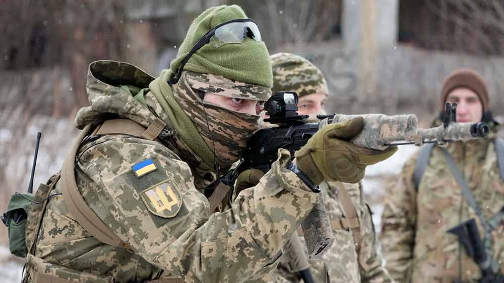 দেশ জুড়ে নানা প্রান্তেই সপ্তাহান্তে এক দিন জড়ো হয়ে চলত গেরিলাযুদ্ধের প্রশিক্ষণ। অনেকেরই হাতে হয়তো আসল অস্ত্র থাকত না। তবে ছিল দৃঢ় প্রত্যয়। 