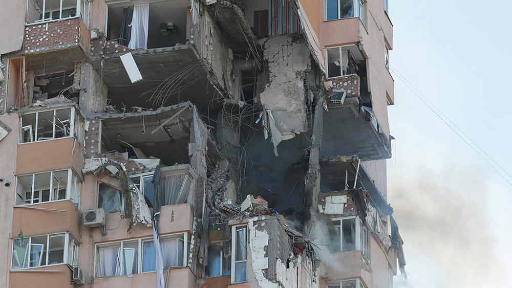 এই পরিস্থিতি যে আসতে পারে, সে নিয়ে ইউক্রেন সরকারকে সতর্ক করেছিল দেশের গুপ্তচর সংস্থাগুলি। সেই সতর্কবার্তা মেনে পুতিন-সেনার বিরুদ্ধে প্রস্তুতিও শুরু করে দিয়েছিলেন ইউক্রেনের আম জনতা।