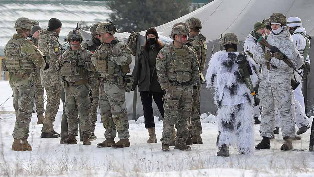 গত ডিসেম্বরে কিভ ইন্টারন্যাশনাল ইনস্টিটিউট অব সোশিয়োলজি-র এক সমীক্ষায় দাবি, ইউক্রেনের ৫০ শতাংশের বেশি নাগরিক অর্থাৎ দু’কোটি মানুষ রাশিয়ার বিরুদ্ধে প্রতিরোধ গড়ে তুলতে প্রস্তুত। তার মধ্যে ৩৩ শতাংশ অর্থাৎ এক কোটি ৩০ লক্ষ আবার লড়াইয়ে স্বেচ্ছায় অস্ত্র তুলে নিতে রাজি।