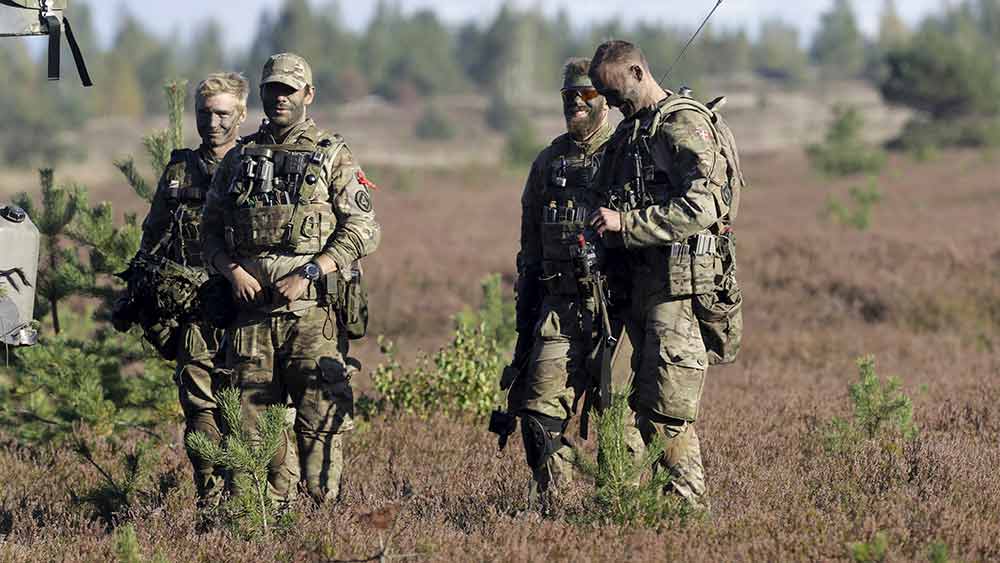 গেরিলাযুদ্ধে পারদর্শী হতে ইউক্রেনের প্রায় ৮০ হাজার স্বেচ্ছাসেবক যোগ দিয়েছেন দেশের সেনাবাহিনীতে। খারকিভ থেকে এলভিভ— দেশের পূর্ব থেকে পশ্চিম প্রান্তের ওই স্বেচ্ছাসেবকেরা ইউক্রেনের ২৫টি ব্রিগেডে মহড়াও শুরু করে দিয়েছিলেন। 