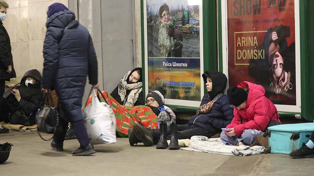 রাশিয়ার আক্রমণের বহু আগে থেকেই দেশ জুড়ে বোমা-প্রতিরোধী প্রায় পাঁচ হাজার শেল্টারকে পুনরায় তৈরি রাখতে শুরু করে দিয়েছিল ইউক্রেন। তৈরি রাখা হয়েছিল মেট্রো স্টেশনগুলিও। দ্বিতীয় বিশ্বযুদ্ধের সময় যা মাটির কয়েকশো ফুট গভীরে গড়ে তোলা হয়েছিল। আচমকা যুদ্ধ পরিস্থিতিতে যাতে সেখানে আশ্রয় নিতে পারেন ইউক্রেনীয়রা।
