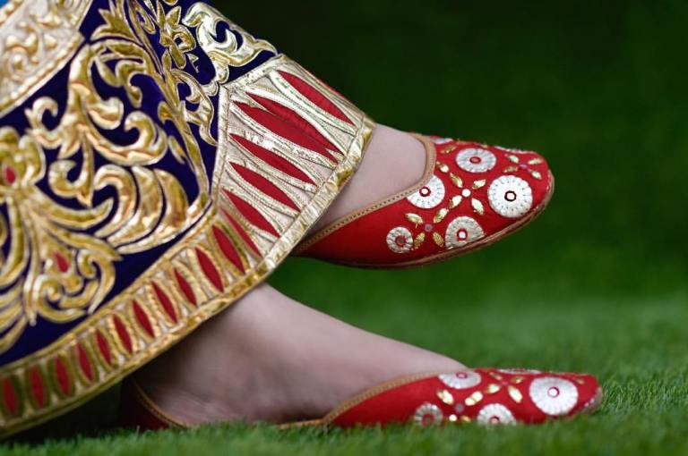 সনাতনী পোশাকের সঙ্গে জুত্তিই মহিলাদের প্রথম পছন্দ হয়ে দাঁড়িয়েছে