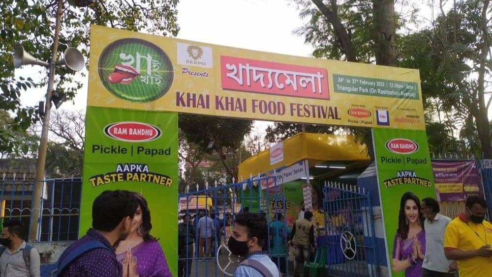 খাই খাই কর কেন, এস বস আহারে, খাওয়াব আজব খাওয়া, ভোজ কয় যাহারে । যত কিছু খাওয়া লেখে বাঙালির ভাষাতে, জড় করে আনি সব, -থাক সেই আশাতে । সেই সুকুমার রায়ও বুঝতে পেরেছিলেন বাঙালি কতটা খেতে ভালবাসেন। সেই কারণেই প্রতি বছর শীতের শেষ শহরের বিভিন্ন জায়গায় আয়োজিত হয় খাদ্যমেলা। ঠিক তেমন ভাবেই এবারও ভোজনরসিক বাঙালির প্রিয় একঝাঁক খাদ্যতালিকা নিয়ে ফের হাজির হয়েছে খাই খাই ফুড ফেস্টিভ্যাল।