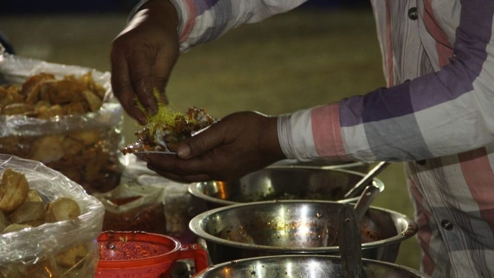 মেনু তালিকায় কী নেই! ফুচকা, ঝালমুড়ি, ভেলপুড়ি থেকে সিঙ্গারা কাটলেট — সান্ধ্য জলখাবারের যেন এলাহি বন্দোবস্ত মেলা জুড়ে।