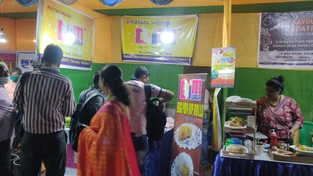 চাইনিজ, পাস্তা, তো রয়েছেই, তবে এবারের খাদ্যমেলায় ইন্দোনেশিয়া থেকে এসেছে এগ পপ আপ-তৈরির মেশিন। ডিম, চিকেন বা সবজি সহযোগে ঠিক যেন আইসক্রিমের মতো দেখতে। আর খেতেও তেমন সুস্বাদু।