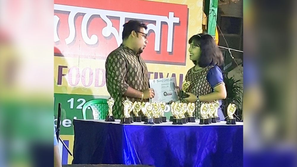 গত ২৪ ফেব্রুয়ারি থেকে শুরু হয়েছে খাদ্যমেলা। মেলা চলবে ২৭ ফেব্রুয়ারি পর্যন্ত। মেলার প্রতিটা দিন রয়েছে কোনও না কোনও চমক। শহরের বড় ফুড ভ্লগারদের সম্মান জানানো থেকে শুরু করে পাঞ্চালি দত্তের সঙ্গে রান্নার প্রতিযোগীতা, কলেজ পড়ুয়াদের সঙ্গে কথোপকথন থেকে সেরা রেস্তরাঁর হাতে সম্মান তুলে দেওয়া, এই সব থাকছে এবারের খাই খাই খাদ্যমেলায়। তা হলে আর দেরি কেন। পছন্দসই খাদ্য উদরস্থ করতে আজই চলে আসুন গড়িয়াহাট ট্রায়াঙ্গুলার পার্কে অনুষ্ঠিত খাই খাই খাদ্যমেলায়।