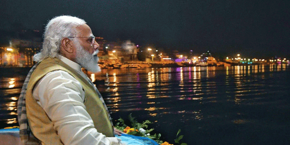 মোদী চান বারাণসীর উপর (প্রকারান্তরে, তাঁর উপর) স্পটলাইট ফেলতে।
