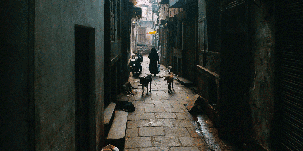 বারাণসীর গলির সেই রহস্যময়তাটা চলে গিয়েছে। কিন্তু নাগরিক পরিষেবার নিরিখে বারাণসী শহর একধাপ জাতে উঠেছে। 