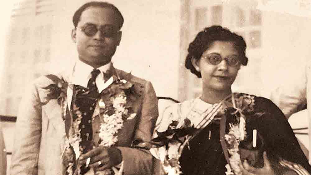 যুগল: স্বামীর সঙ্গে নীলিমা গুহঠাকুরতা। ডান দিকে, তাঁর করা ‘ক্ষীরের পুতুল’-এর অনুবাদ ‘দ্য চিজ় ডল’ ও কাব্যগ্রন্থ ‘দ্য হিডেন ফেস’ এর প্রচ্ছদ