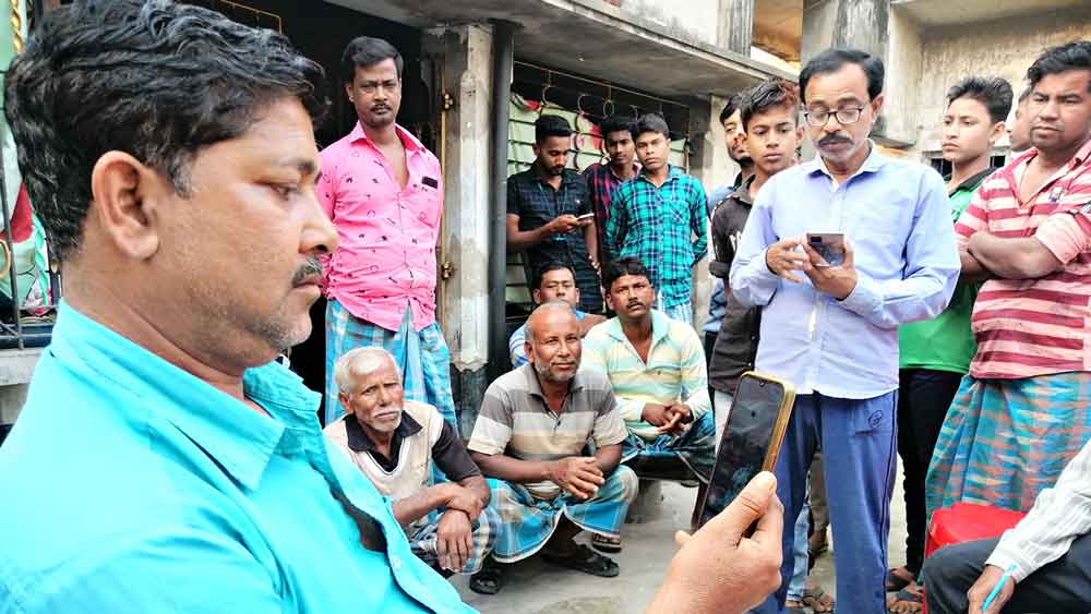 ফোনে সুমনের সঙ্গে কথা বলার চেষ্টা। নাকাশিপাড়ায়। 