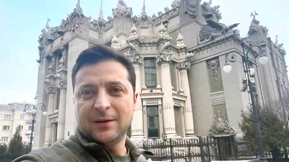 ভিডিয়ো-বার্তার মাধ্যমে দেশবাসীকে উদ্বুদ্ধ করার চেষ্টায় ইউক্রেনের প্রেসিডেন্ট ভলোদিমির জ়েলেনস্কি। 